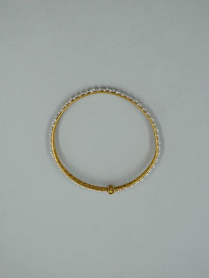 null Bracelet jonc en or jaune 18K facetté et tressé de petites perles de culture....