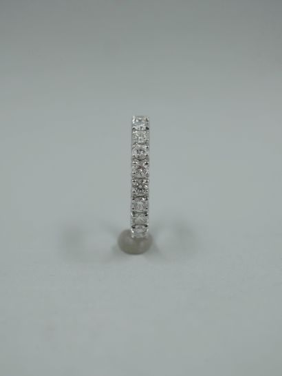 null Alliance américaine en or blanc 18K pavée de vingt-deux diamants taille brillant...
