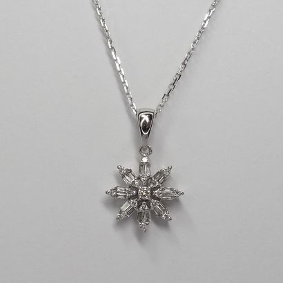 null Pendentif fleur en or blanc 18K, le centre serti de diamants taille brillant,...