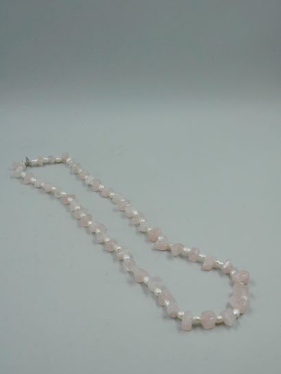 null Collier sautoir orné de perles de quartz rose alternées de perles blanches d'eau...