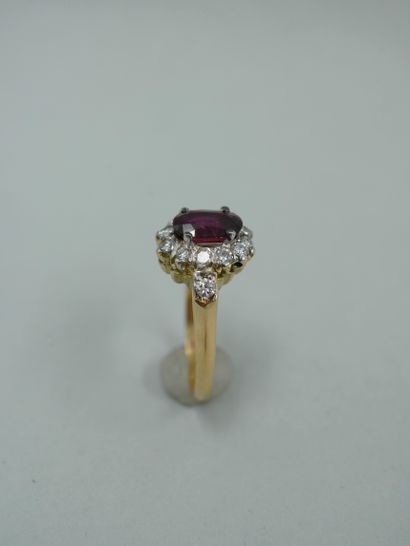 null Bague fleur en or jaune 18K ornée d'un rubis pesant environ 1,30cts de taille...