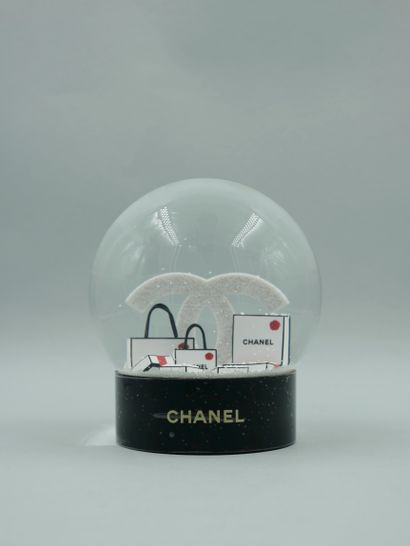 null CHANEL - Boule à neige figurant le logo et des cadeaux de la maison - H : 11...
