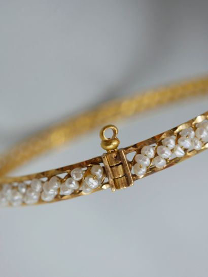 null Bracelet jonc en or jaune 18K facetté et tressé de petites perles de culture....