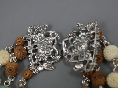 null STEPHEN DWECK - Parure composée d'un collier trois rangs et d'une paire de pendants...