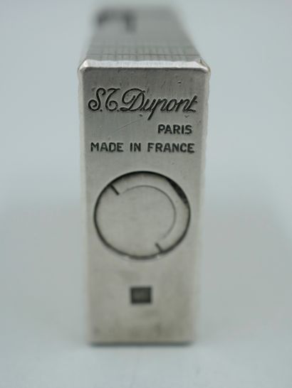 null DUPONT PARIS, Briquet en métal argenté à décor de quadrillage. Signé et numéroté....