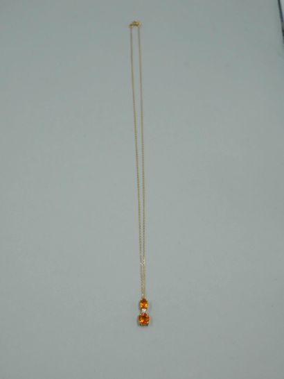 null Pendentif en or jaune 18K serti de deux opales de feux pesant au total 0,85cts...