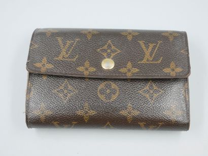 null LOUIS VUITTON. Porte feuille en toile monogrammée. Intérieur comprenant porte...