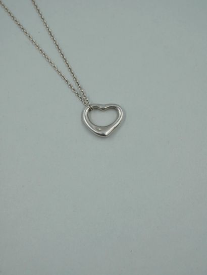 null TIFFANY AND CO par Elsa Peretti. Collier modèle « Open Heart » en argent 925/1000;...