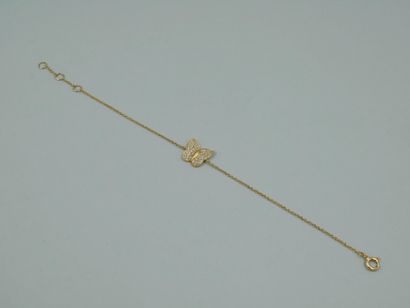 null Bracelet en or jaune 18K à motif d'un papillon pavé de diamants - Longueur :...