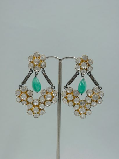 null 
Paire de pendants d'oreilles chandeliers en or jaune et argent, ornés de fleurs...