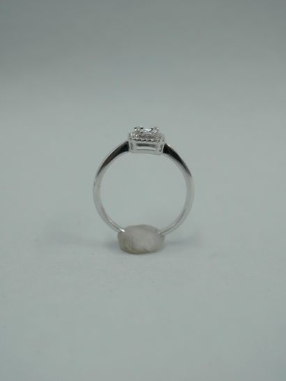 null Bague en or blanc 18K sertie en son centre de diamants taille baguette et taille...