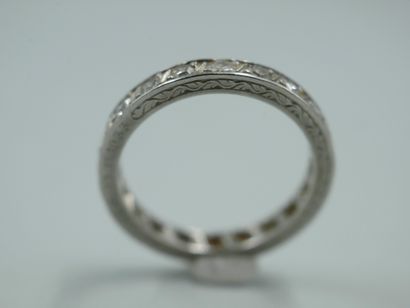 null Alliance américaine en or gris 18k sertie de diamants taille ancienne, l'anneau...
