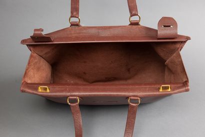 null 
HERMES - Grand sac deux anses modèle "KABA"- Cuir marron grainé - 30 x 40cm....