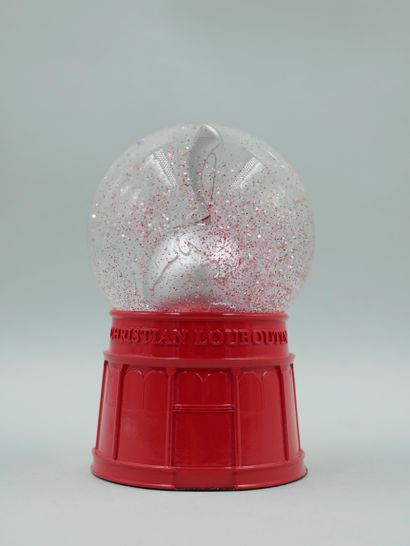 null CHRISTIAN LOUBOUTIN 2020. Boule à neige figurant un stilleto surplombant un...