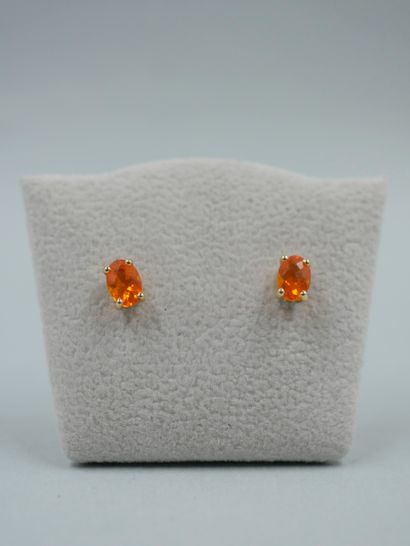 null Paire de puces d'oreilles en or jaune 18K serties chacune d'une opale de feu...