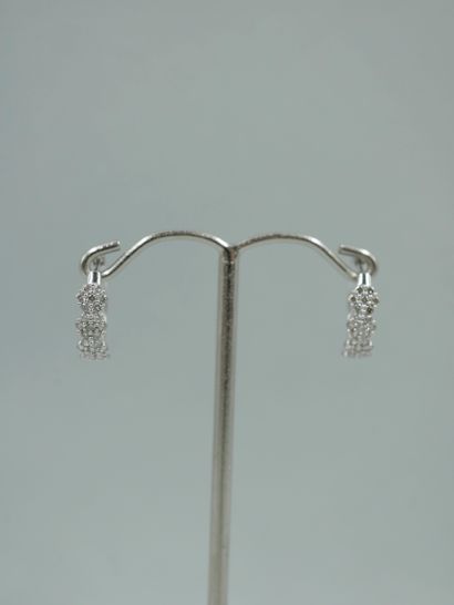 null Paire de boucles d'oreilles créoles en or blanc 18K ornée de quatre fleurettes...