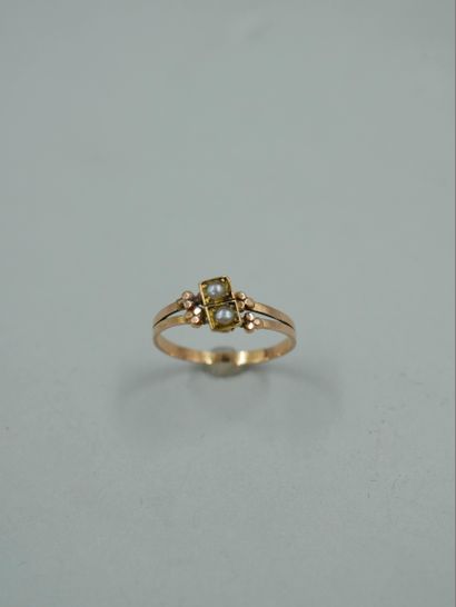 null Lot comprenant une bague en or jaune 18K sertie de deux semences de perles -...