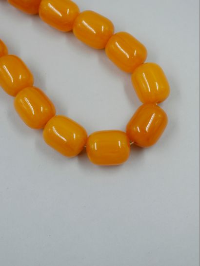 null Collier composé de 21 perles d'ambre en chute. Longueur : 40cm.