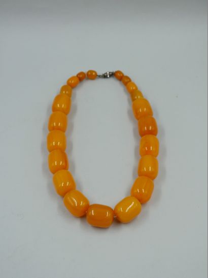 null Collier composé de 21 perles d'ambre en chute. Longueur : 40cm.