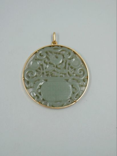 null Pendentif circulaire en or jaune 18K serti d'une plaque de jade sculpté et ciselé...