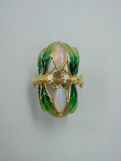 null 
Bague style Art Nouveau en or jaune 18K en forme de libéllules affrontées serties...