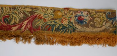 null AUBUSSON XVIIIè siècle. Fragment de tapisserie, bordure à décor d'entrelacs...