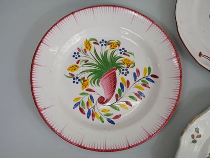 null Lot of earthenware and porcelain plates including: 

- Canton porcelain, porcelain...