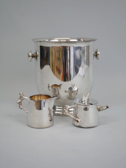 null ARAM Michael (XXIè). Milk jug and mustard pot in silver plated metal, the handles...
