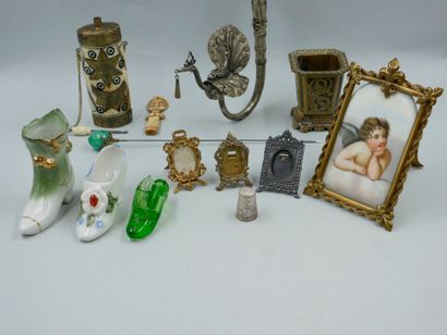 null Lot of various objects including two miniature porcelain shoes, a miniature...