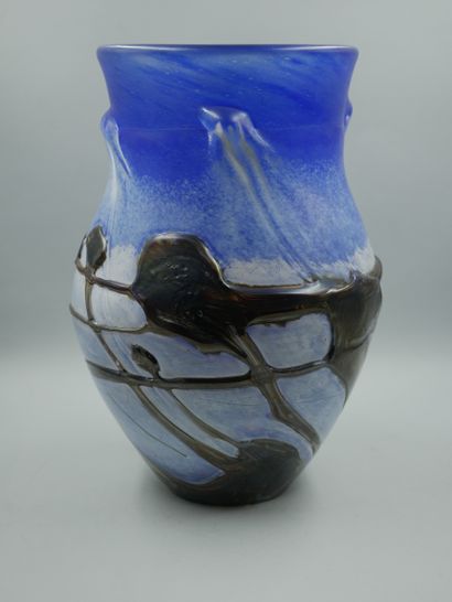 null NOVARO Jean-Claude (1943-2015), Vase balustre. Epreuve en verre bleue avec application...
