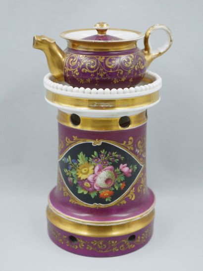 null Tisanière en porcelaine émaillée polychrome à décor de fleurs dans des cartouches...