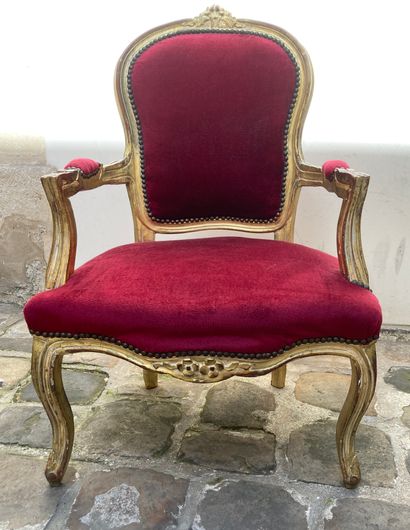 null Carved and gilded wood cabriolet armchair, medallion back, curved legs, red...