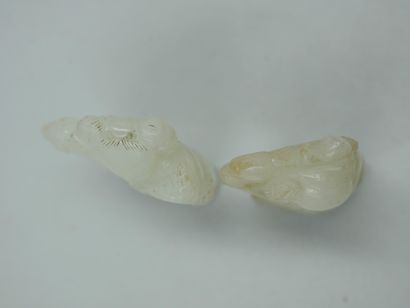 null Two carved jade netsuke representing two workers. Height 4,5 and 5cm.