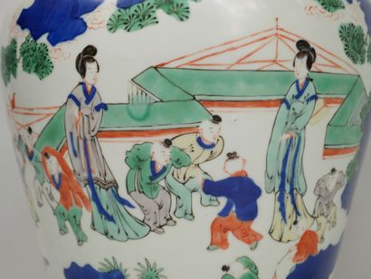 null CHINE, XIXème siècle. Potiche couverte à décor de femmes et enfants au jardin....