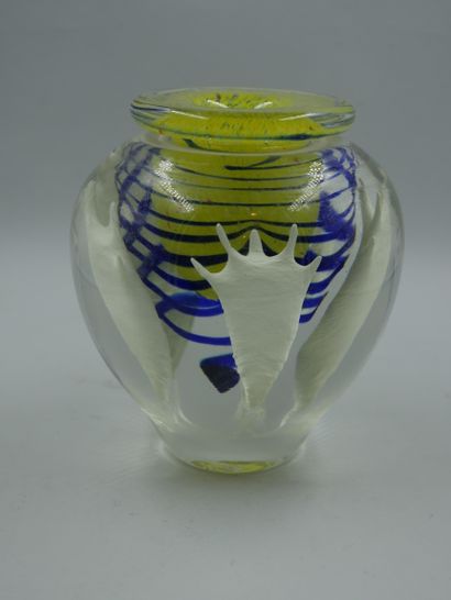 null NOVARO Jean-Claude (1943-2015), Vase ovoïde à large col ourlé. Epreuve en verre...