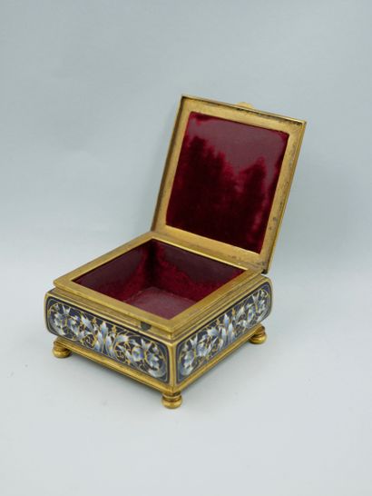 null Neo-Renaissance style quadrangular jewelry box in bronze and cloisonné enamel...