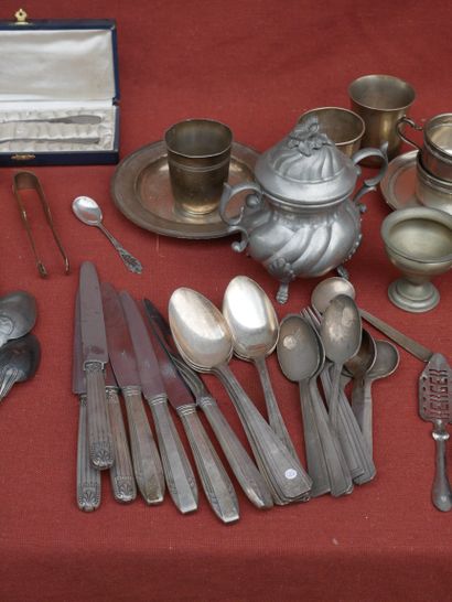 null Lot of silver, silver plated metal and pewter including a part of table service,...
