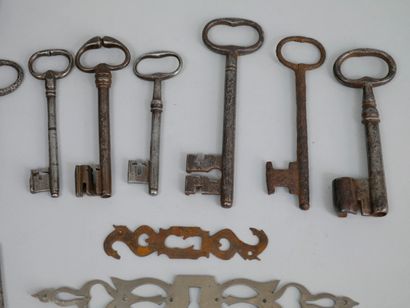 null Lot of ironwork including keys and old locks in metal and bronze. A book on...