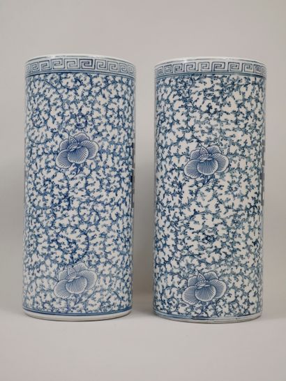 null CHINE, XXème siècle. Deux vases rouleaux à décor de fleurs, rinceaux et caractères...
