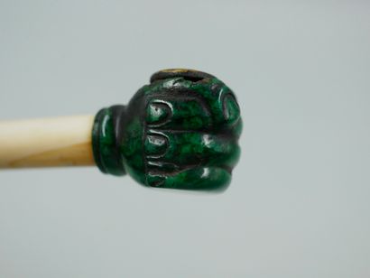 null Pipe à opium en ivoire, jade et malachite. Long 19,5cm
