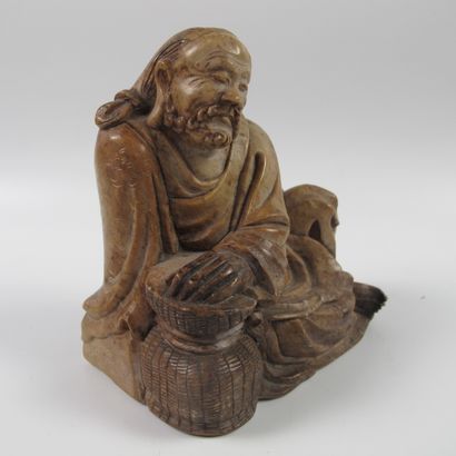 null Statuette of Lohan sitting in meditation. Beige soapstone. H 11cm. L 10.5cm....