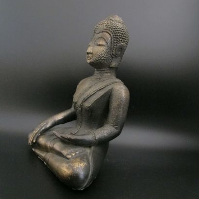 null Statue de Bouddha en posture de prise de la terre à témoin. Bronze. H 22cm....