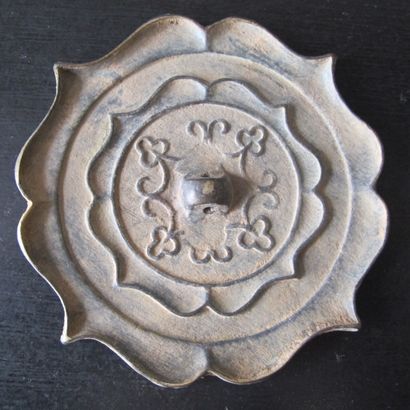 null Four-lobed mirror with a stylized lotus flower. Bronze. L 10cm. China. Tang...