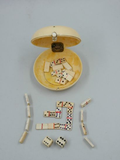 null Boîte ronde en os contenant deux dés et des pions de domino miniatures en os....