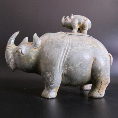 null Vase Zun en forme de Rhinocéros, son petit formant prise du couvercle. Bronze...