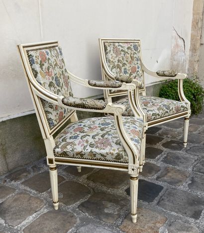 null Pair of cream lacquered armchairs with gilded rechampi, with queen back, fluted...