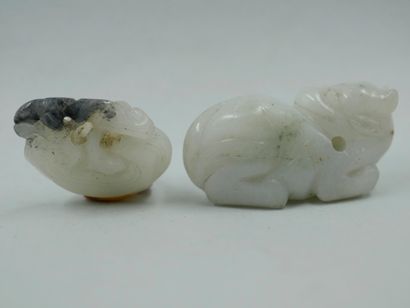 null Deux netsuké en jade sculpté représentant une chimère et un champignon de longevité....