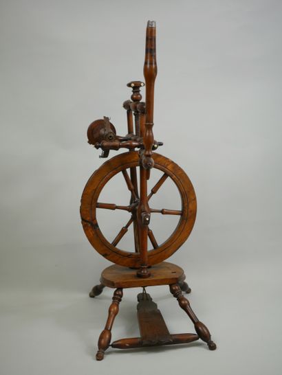 null Four-legged spinning wheel in natural wood. Work of the XIXth century. 70 x...