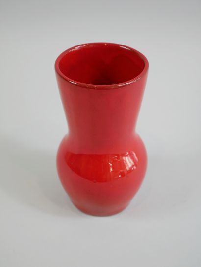 null Vase en céramique émaillée rouge, monogrammée sous la base PR. 19 x 11 cm.
