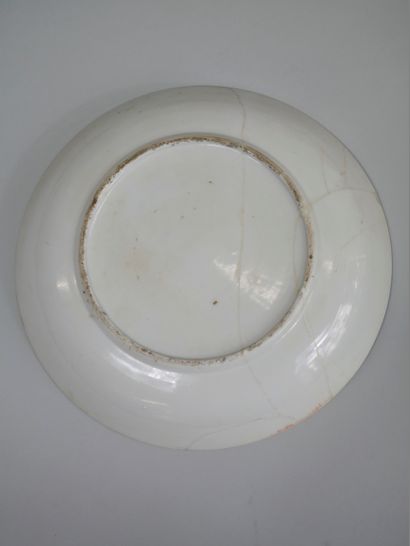 null Lot of earthenware and porcelain plates including: 

- Canton porcelain, porcelain...